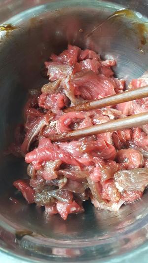 胡萝卜芹菜炒牛肉的做法 步骤1