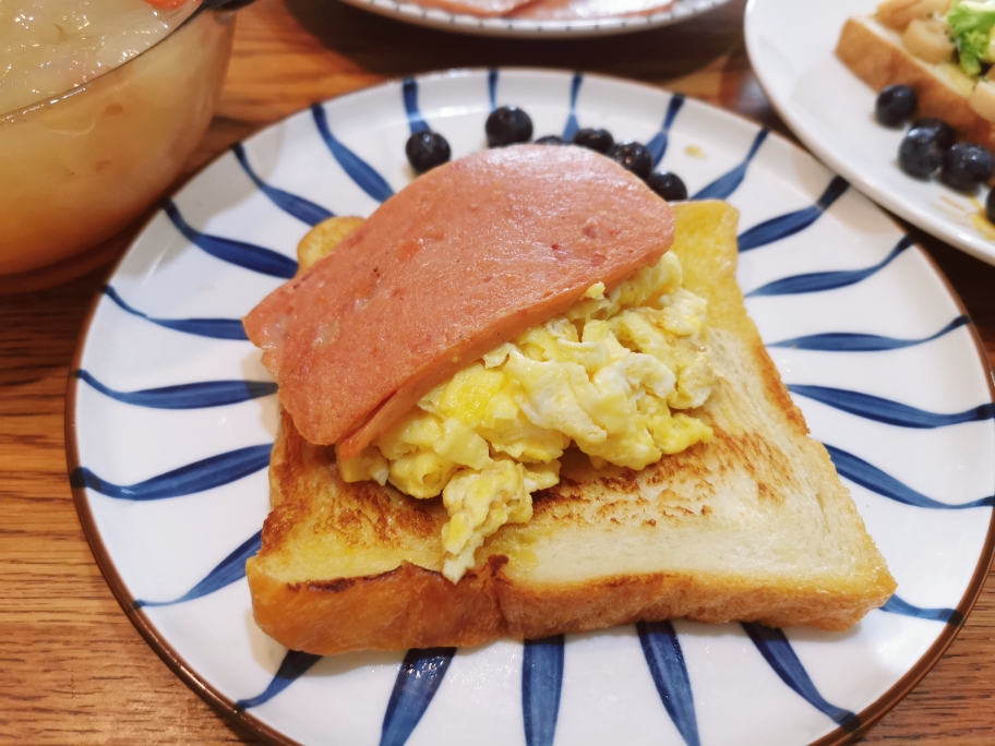 鸡蛋 火腿 三明治的做法