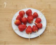 冰糖草莓的做法 步骤7