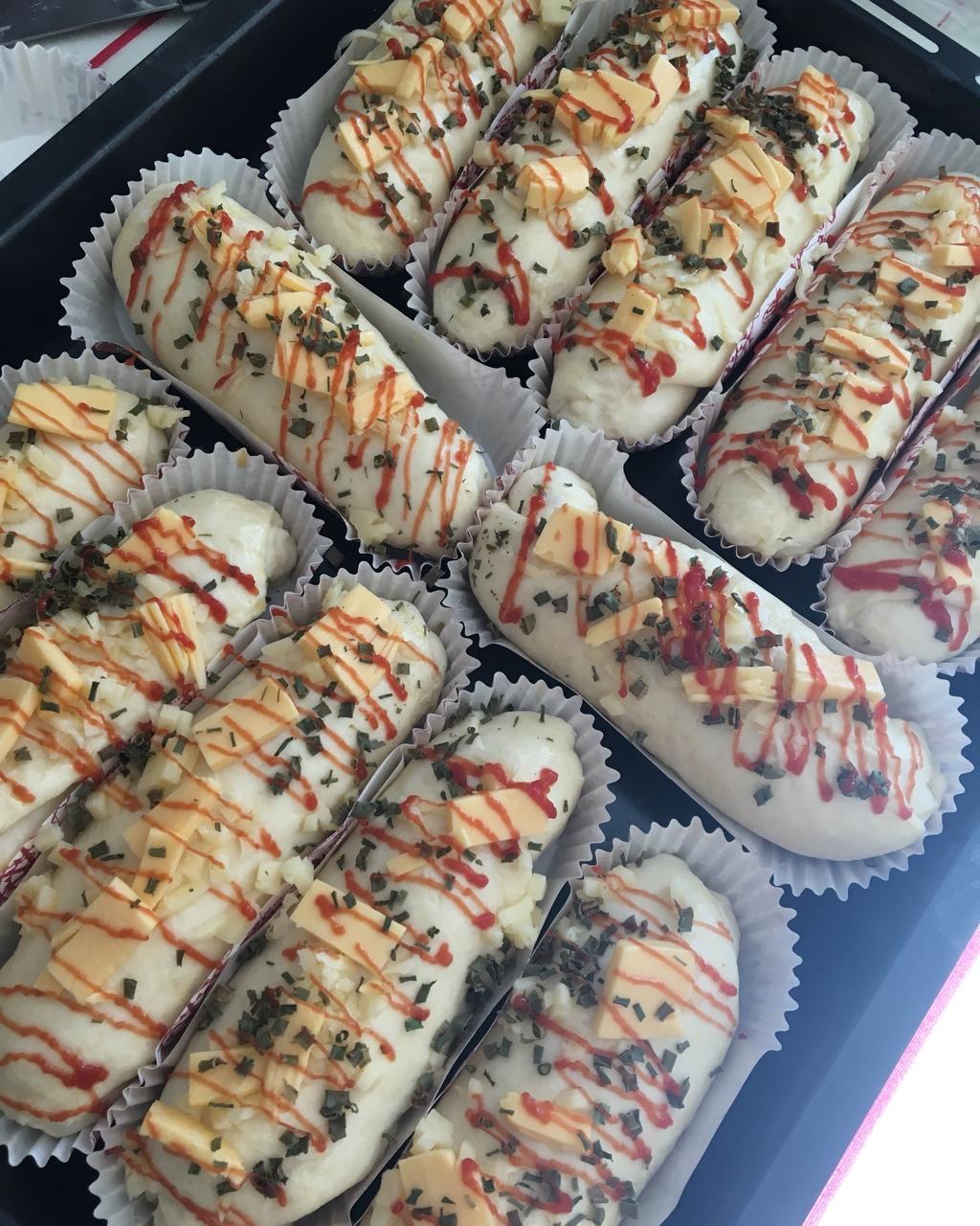 红肠乳酪香葱面包～