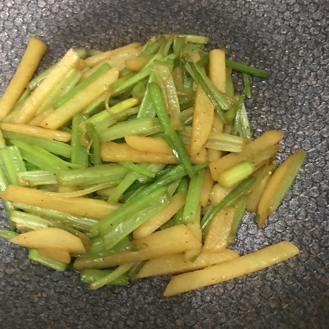 土豆炒芹菜