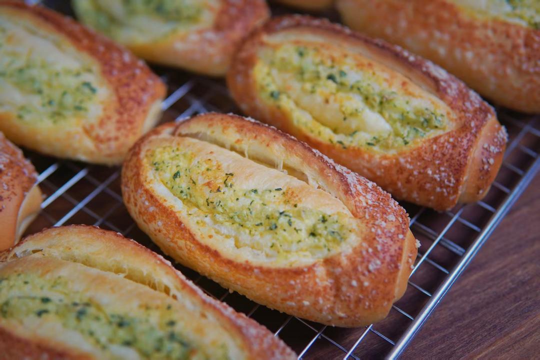 万能面团新食谱！蒜香芝士面包，出炉秒被抢光！