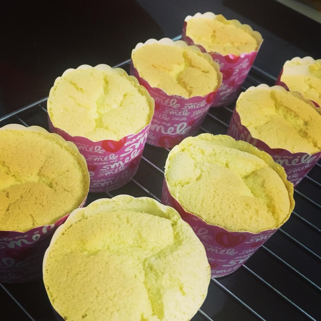 软绵绵戚风纸杯蛋糕