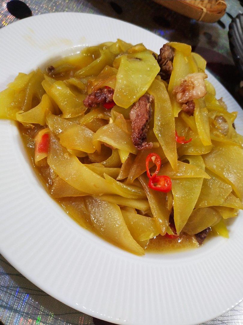 〈莴笋炒肉片〉，配着大米饭。欣小厨 😉