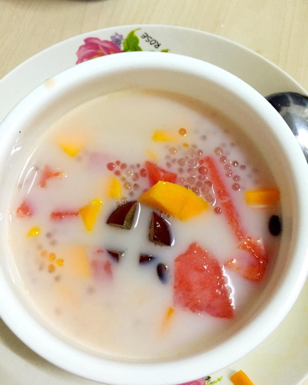 烂梗王做的水果什锦西米露