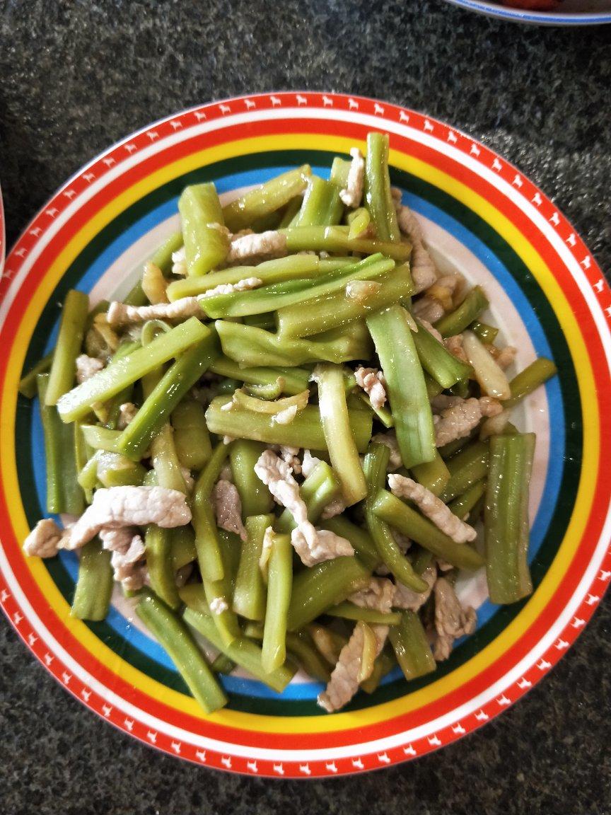 粉粉小飞象做的贡菜红椒段炒肉丝