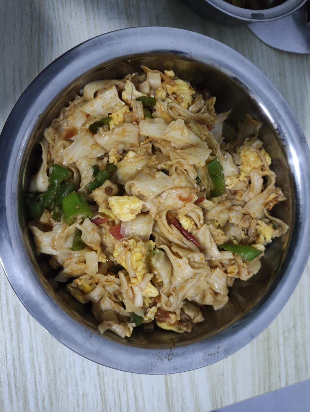 炒刀削面这样做，每次吃的盆干碗净