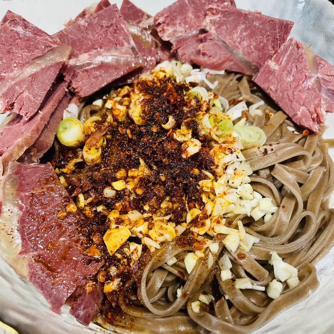 油泼黑麦荞麦面的做法