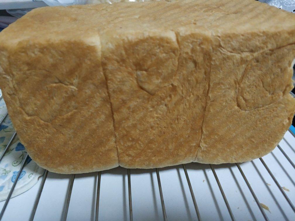 高纤低脂的全麦核桃吐司