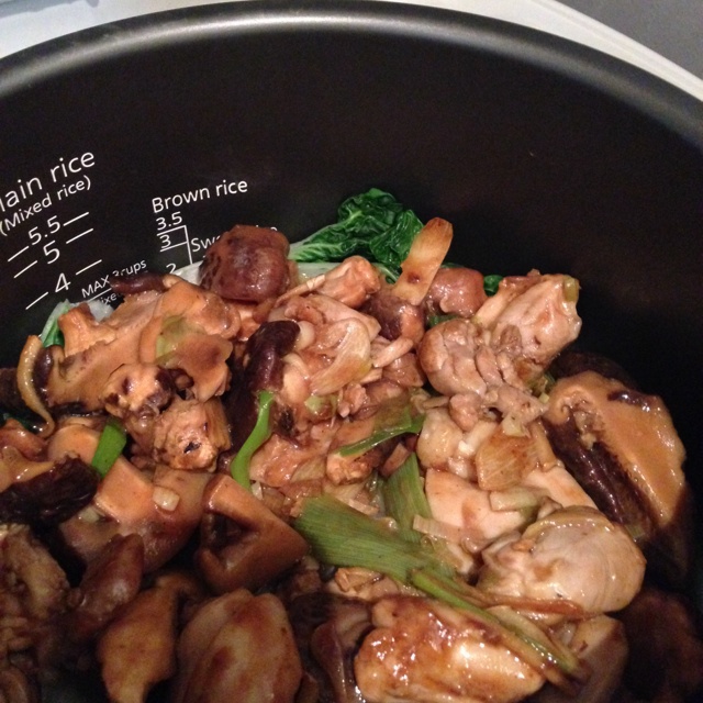 香菇滑鸡煲仔饭
