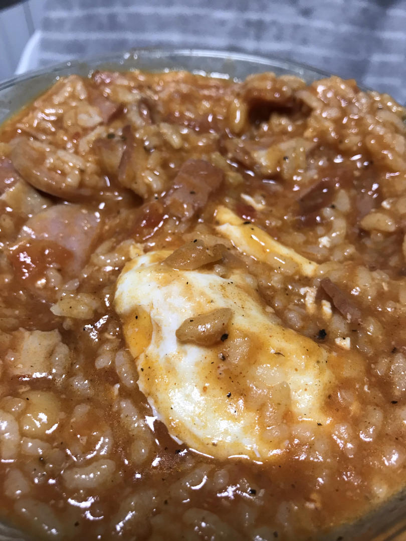 剩饭新吃法🍽辣味香肠蘑菇茄汁溏心蛋炖饭