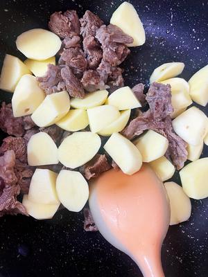 黄焖牛筋土豆的做法 步骤4