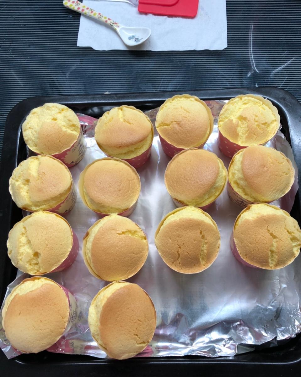 软绵绵戚风纸杯蛋糕