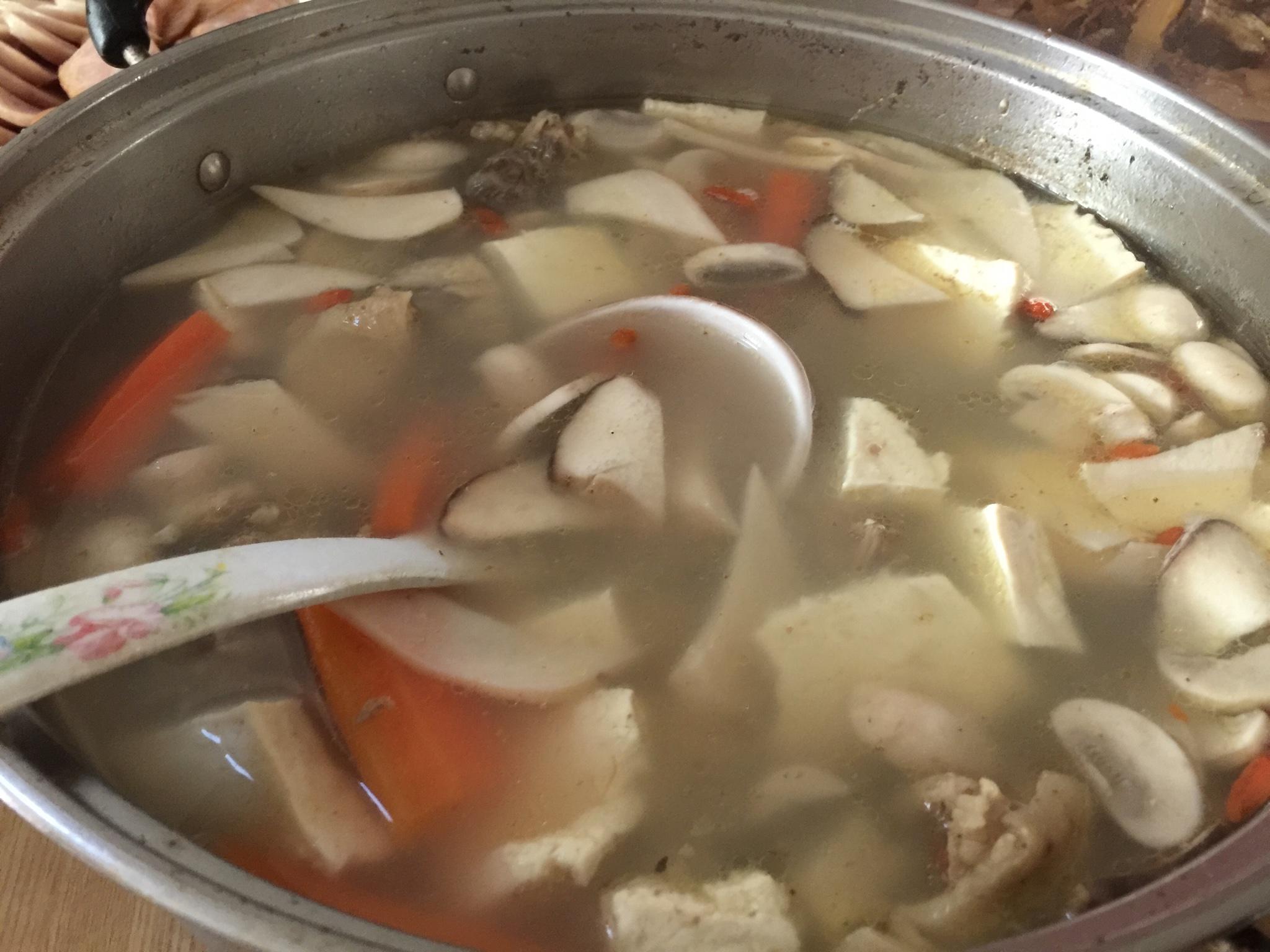 柴鸡菌菇豆腐汤的做法