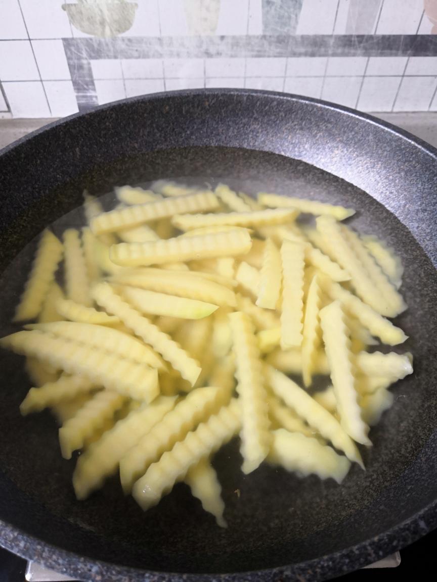 不用冰冻的薯条🍟的做法 步骤2