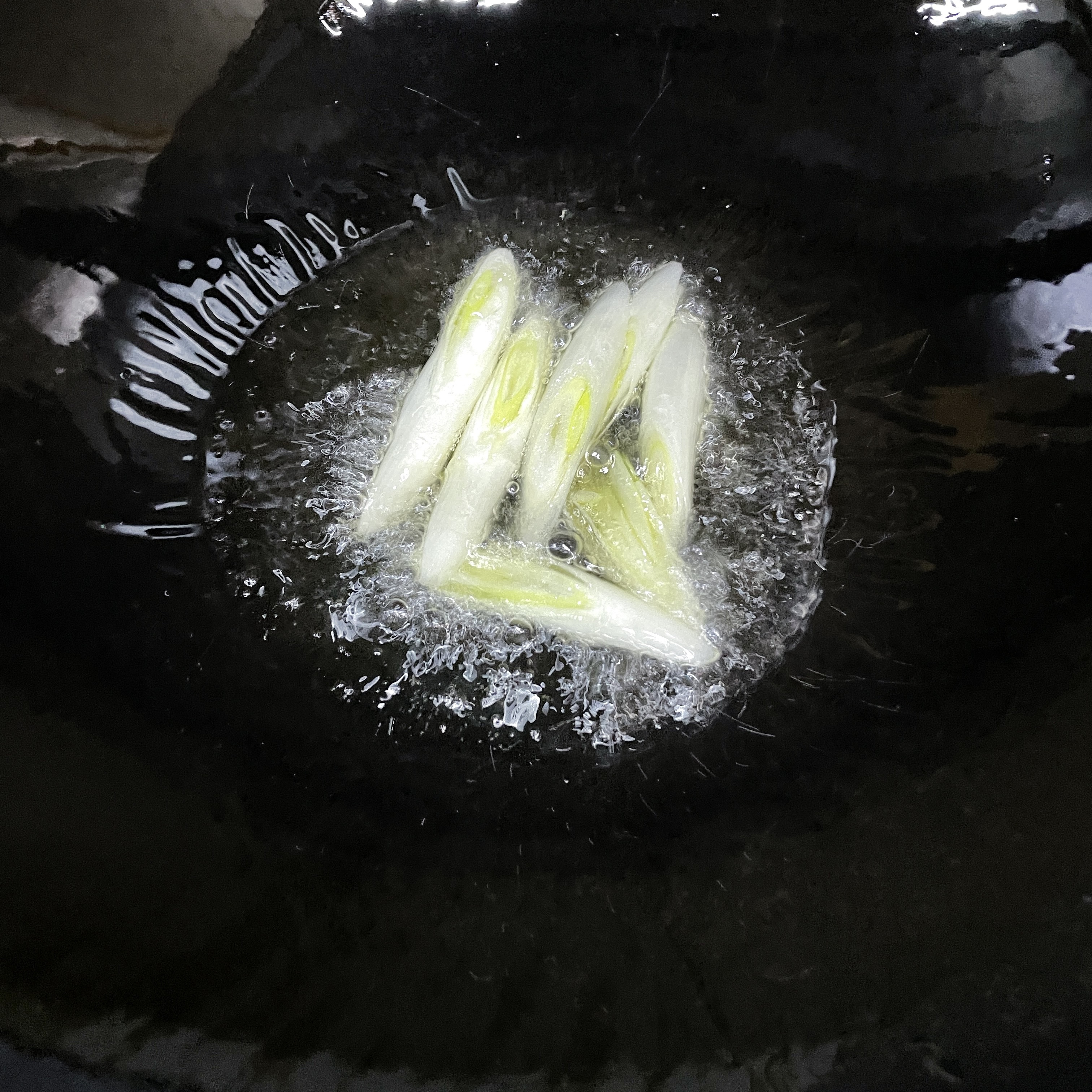 葱油蚕豆炒韭菜的做法 步骤2
