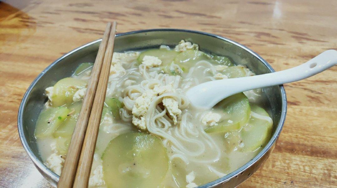 杭州)6522015-12-18黄瓜鸡蛋面 比较简单清爽的面条 #苹果家的一日