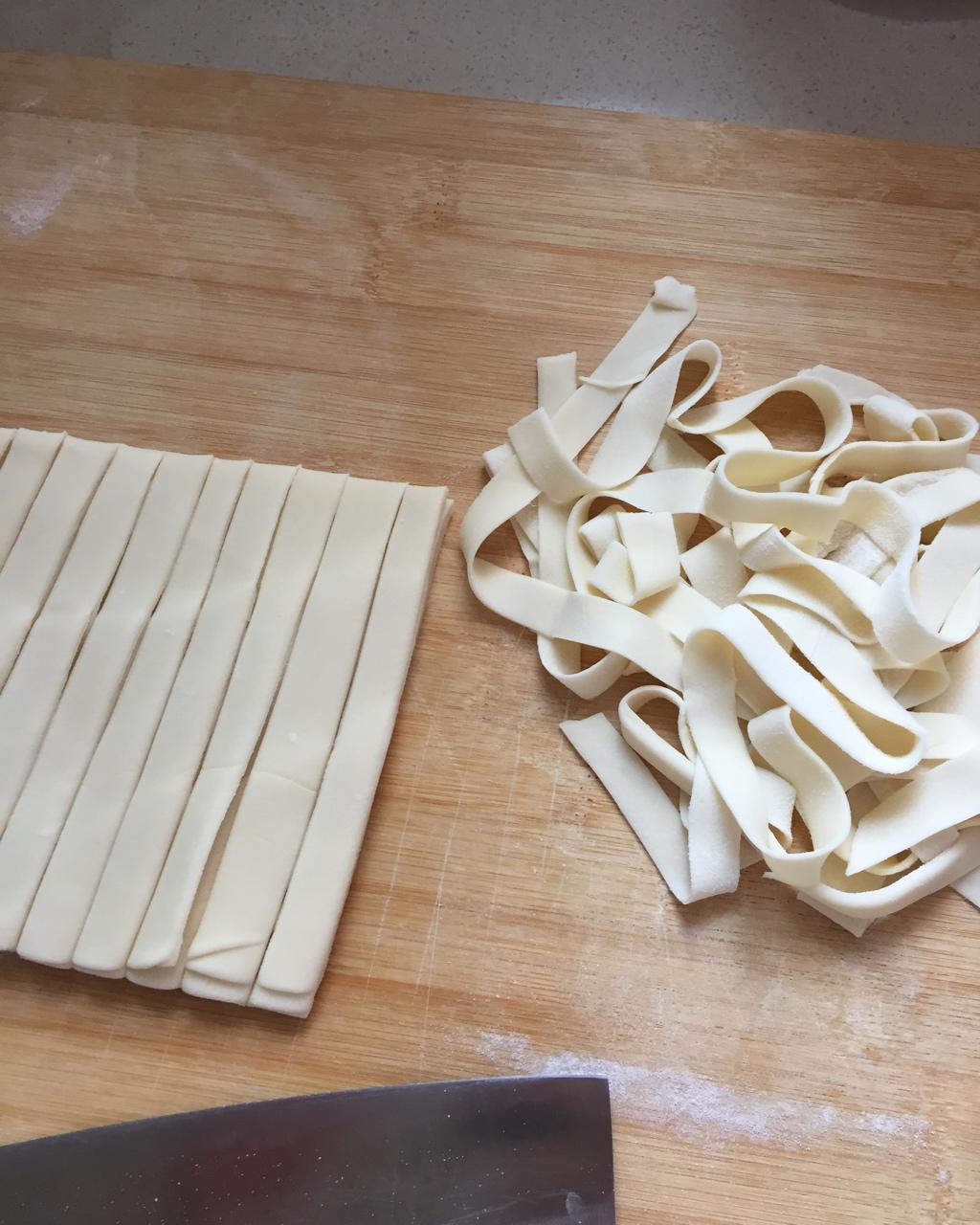 面条 快手纯手工擀面条 郎超做的快手纯手工擀面条 切了宽一点的,娃