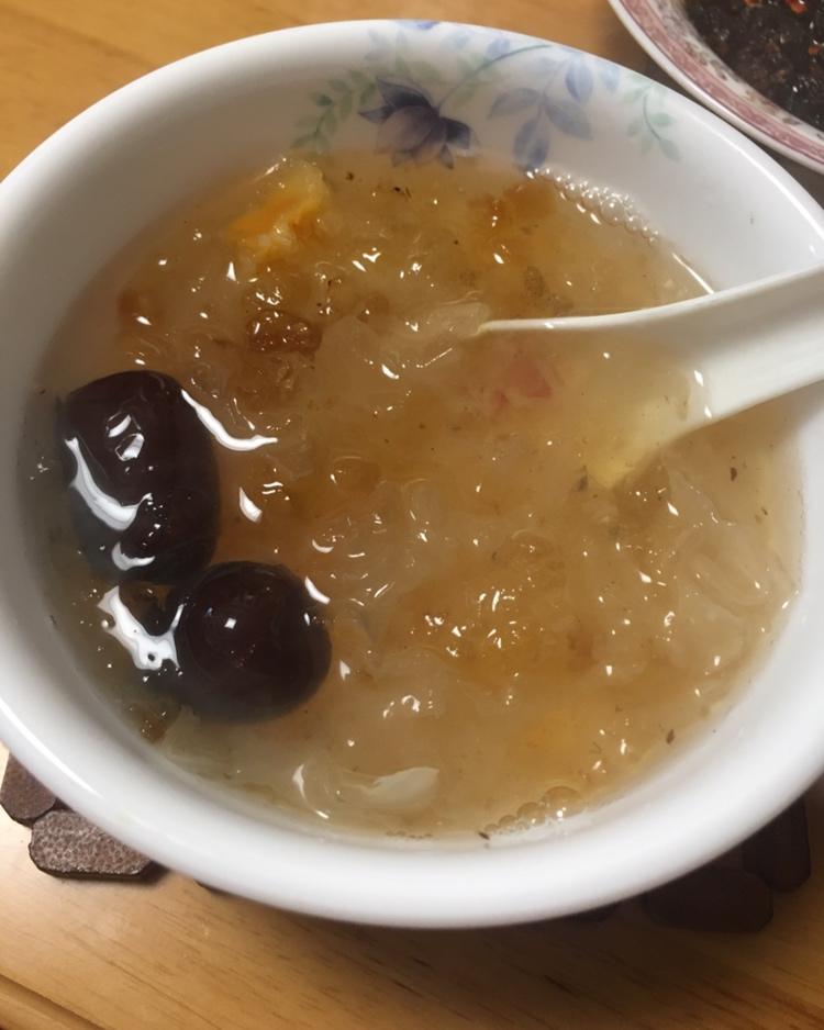 桃胶银耳红枣羹