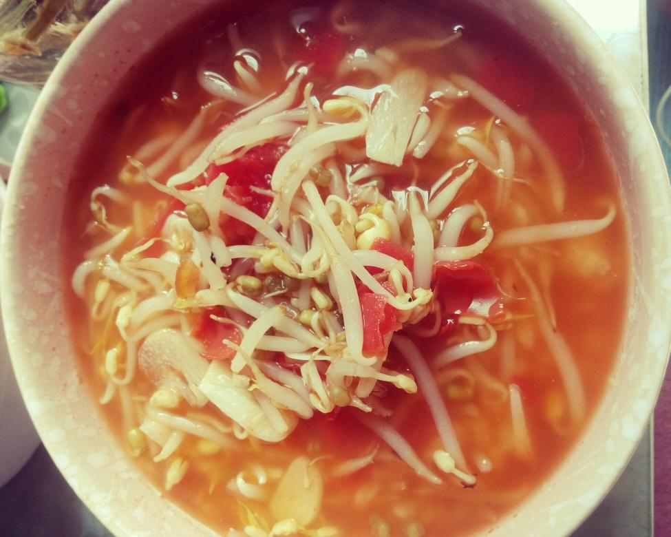 清爽番茄豆芽汤