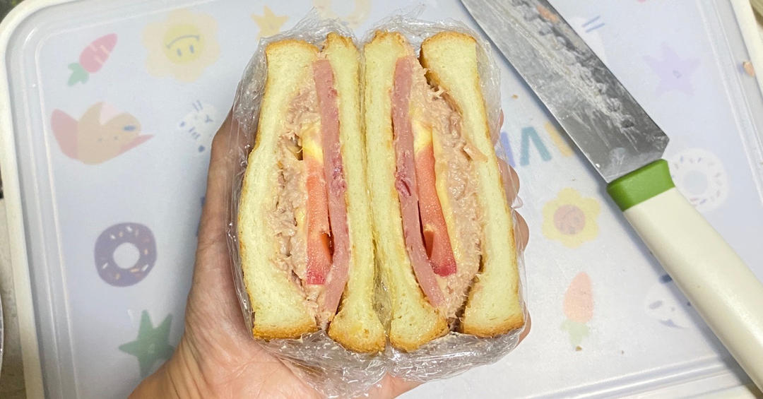 早餐三明治：金枪鱼火腿三明治