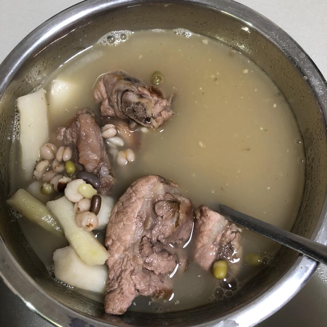 a薯片做的广东靓汤--淮山薏米猪骨祛湿汤