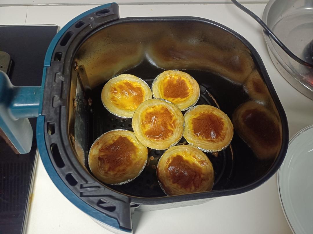 第一次做蛋挞成功了鸡蛋一个 蛋挞皮6个淡牛奶100克 白糖少许