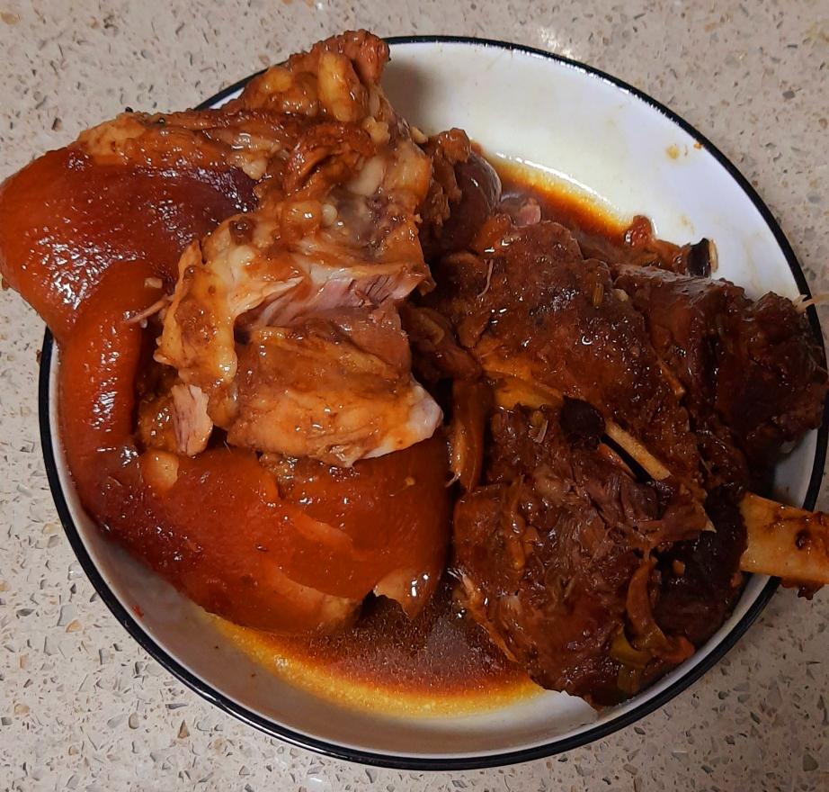 啤酒卤猪蹄膀的做法