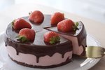 无需烤箱#减糖酸奶草莓巧克力慕斯蛋糕，使用新鲜草莓制作更健康