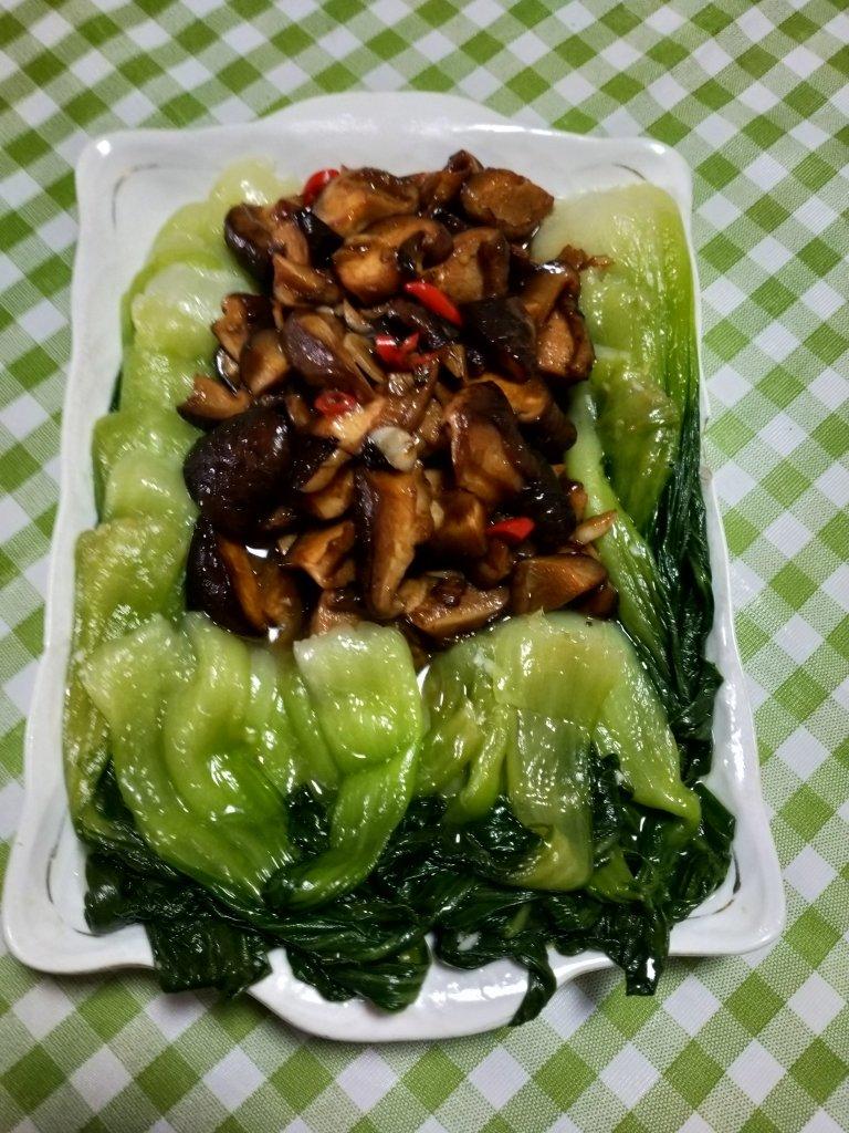 适合宴请的香菇青菜摆盘