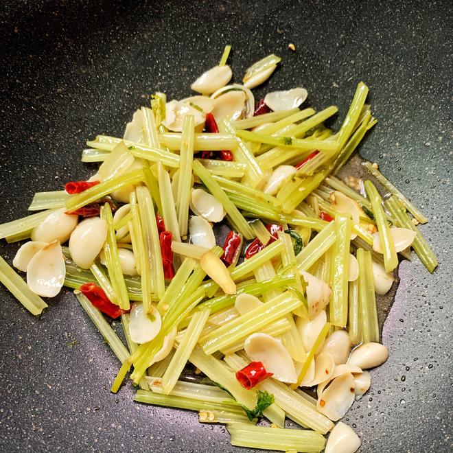 爽口🥢酸辣百合芹菜（西芹也可）的做法