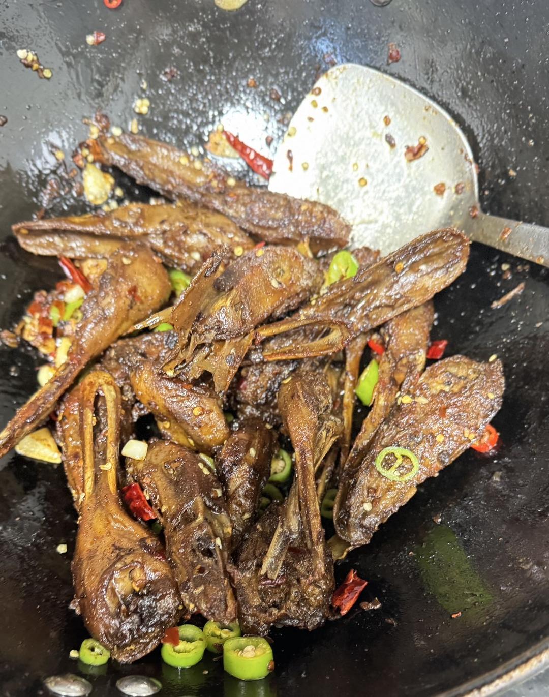 麻辣干锅鸭头｜麻辣过瘾，越啃越香 超级好吃