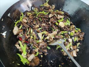 榛蘑炒肉的做法 步骤6