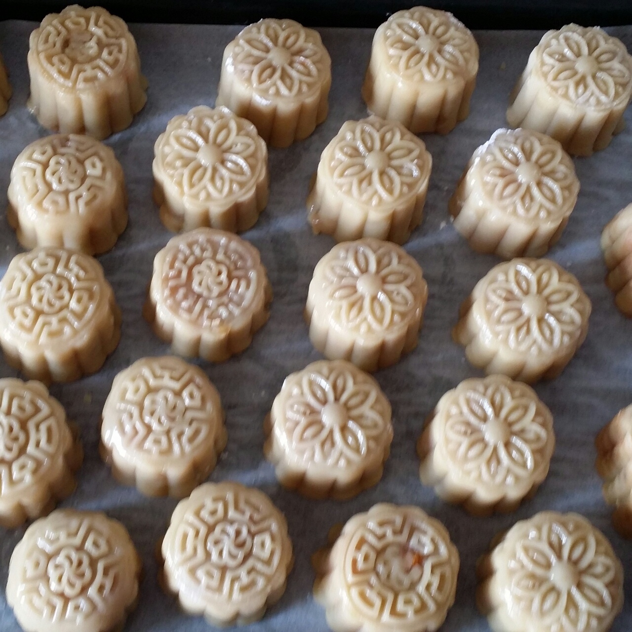 一口广月之小小蛋黄莲蓉月饼