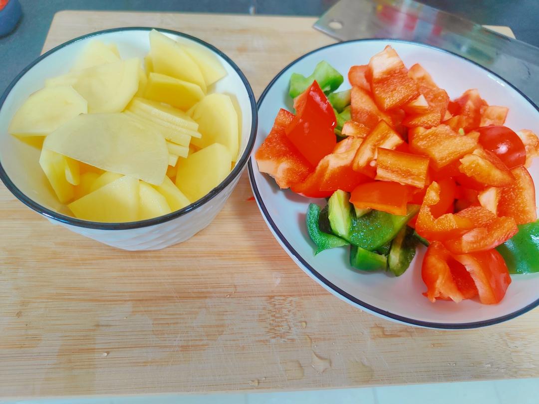 青紅椒炒土豆片的做法 步驟1