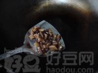 香菇炒饭拌坚果的做法 步骤4