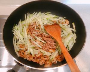 虾仁黄瓜芽菜炒荞麦面的做法 步骤4
