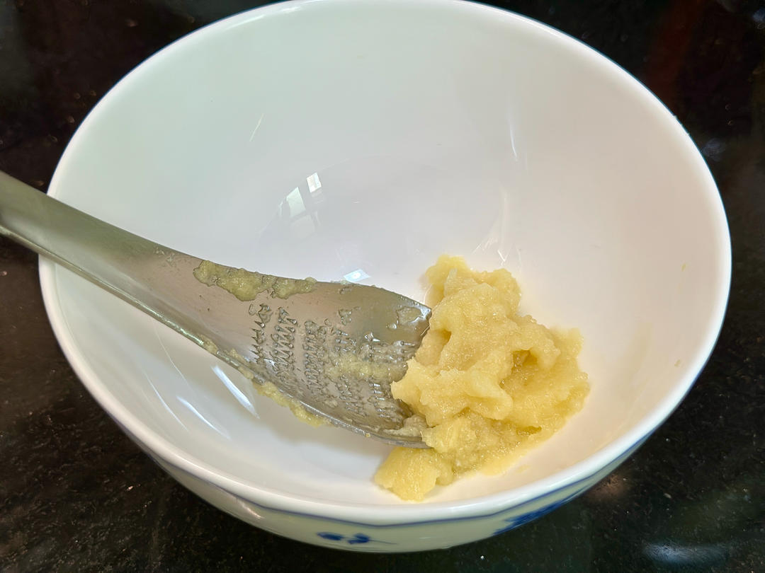 【萬(wàn)能蒜泥汁】蘸餃子拌菜涼面！百搭蘸料配方??的做法 步驟3