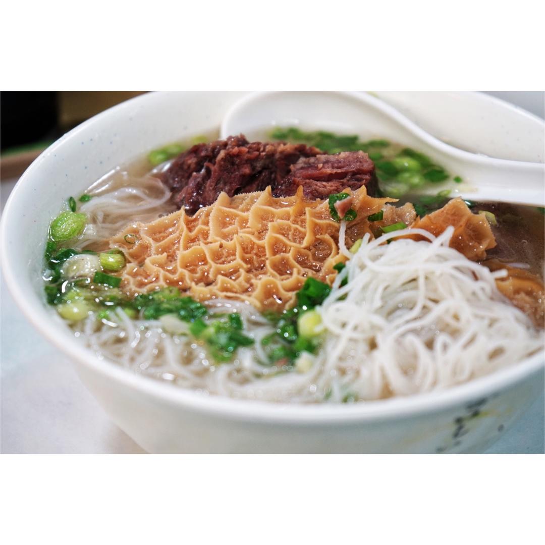 一碗鲜美的清汤腩 牛肚,牛筋,牛腩可随意拼 搭配米粉河粉面条 汤浓肉