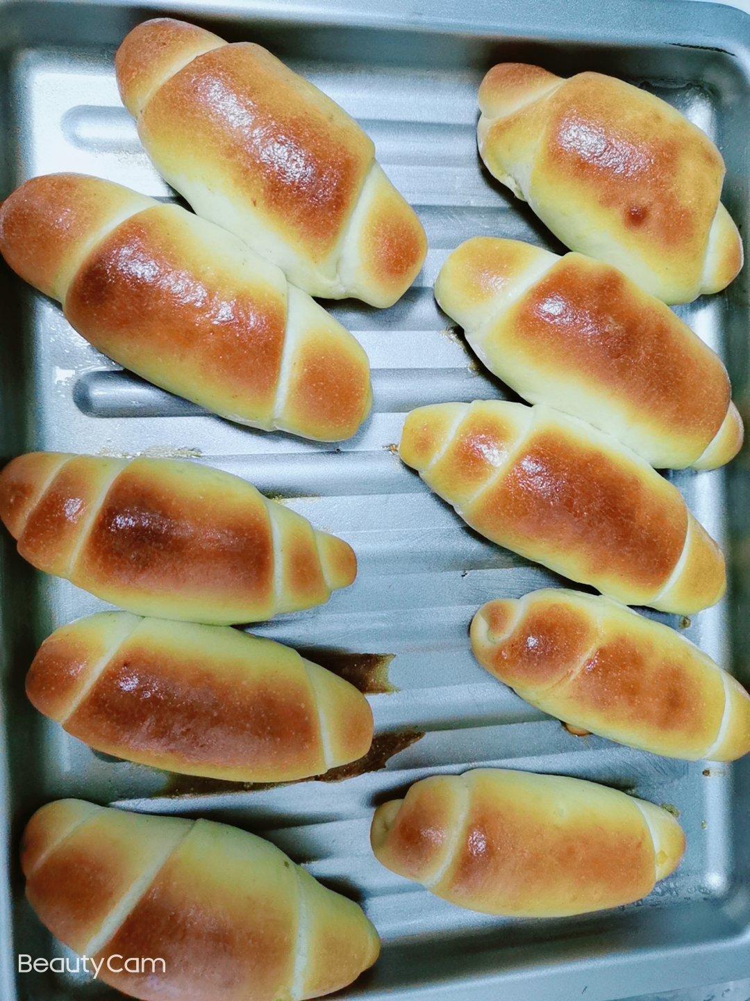 又香又软又拉丝，咬一口奶香十足！超治愈的淡奶油波兰种小餐包