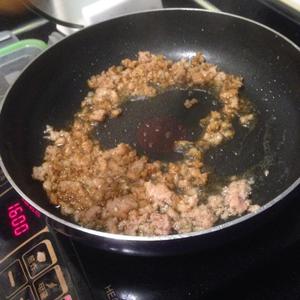 西芹肉末炒油豆腐砖的做法 步骤4