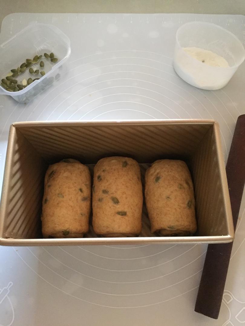 黑全麦波兰种吐司，这么柔软简直怀疑你是个假全麦！