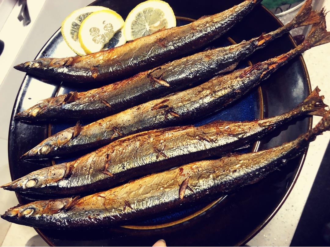 【日式烤秋刀鱼】外皮酥脆鱼肉鲜美 秒杀日料店！