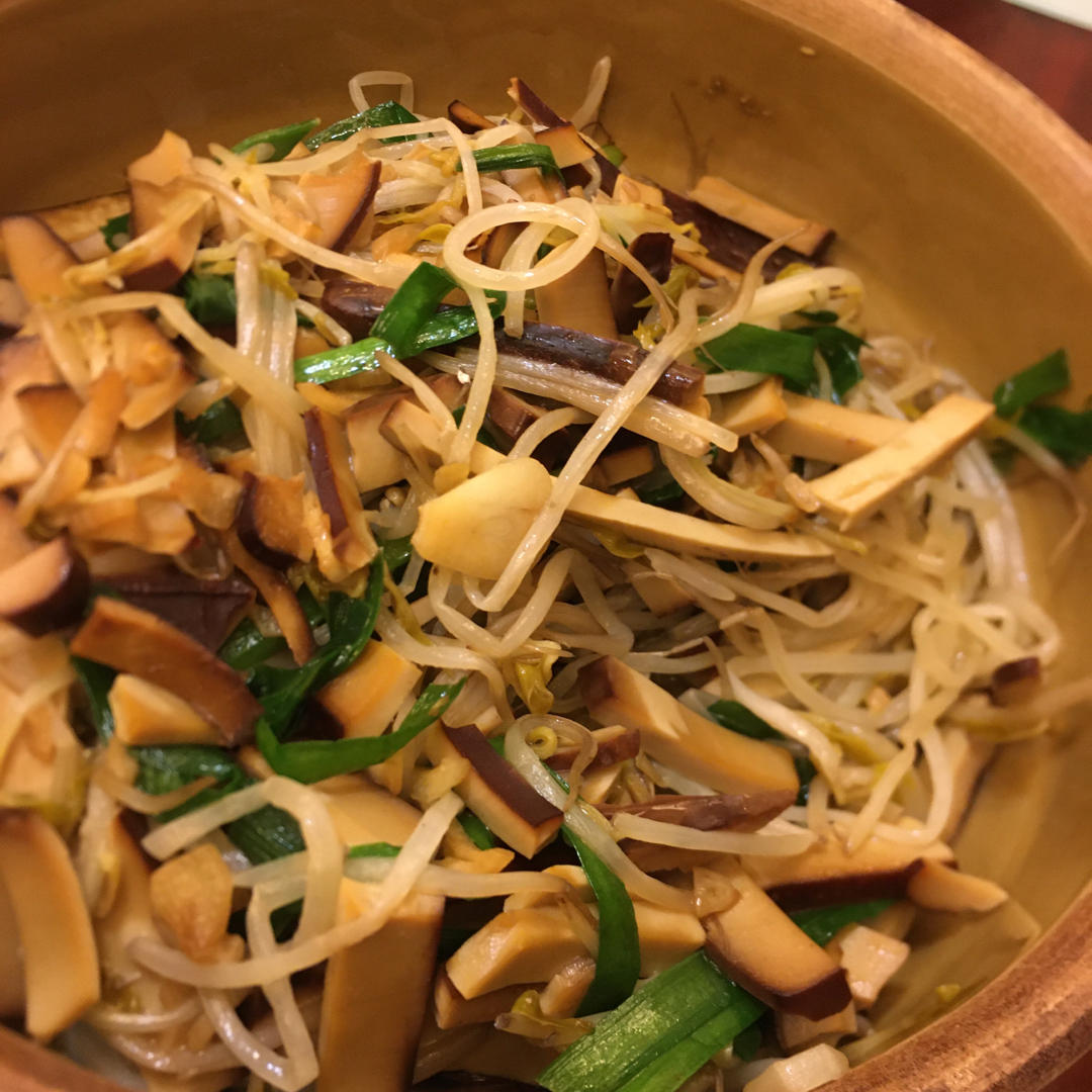 豆芽韭菜炒鸡蛋，三分钟搞定～！