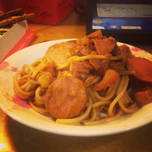 拿坡里蒜香番茄香肠意面