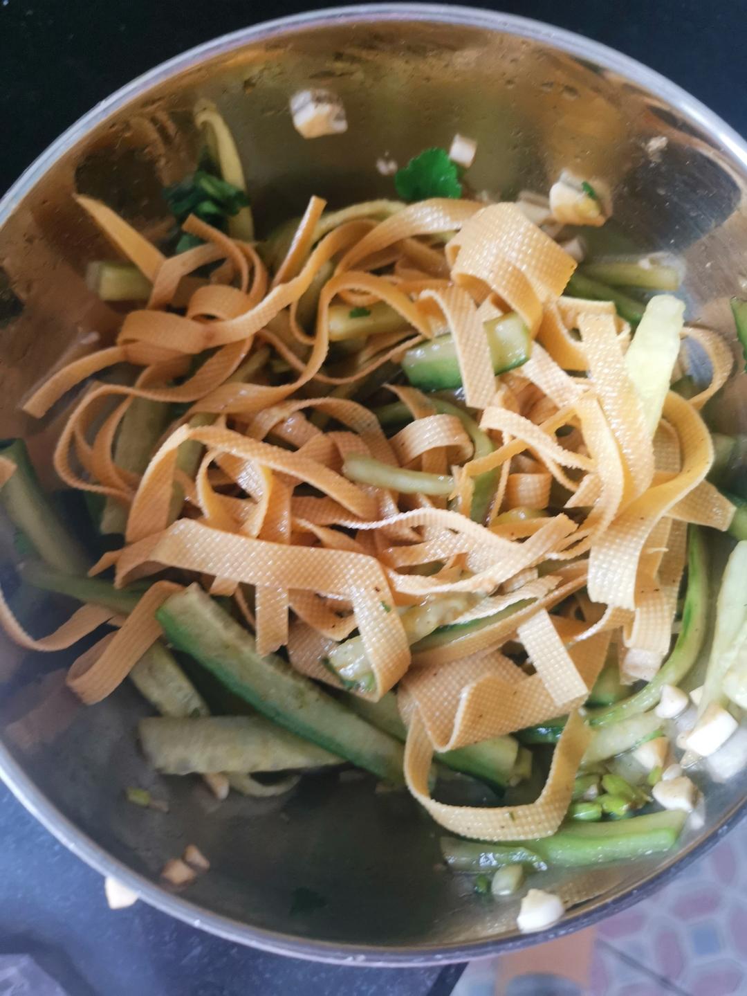 可以吃一整个夏天的黄瓜拌豆皮