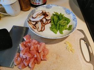 两人三餐四季-香菇鸡肉炒荷兰豆的做法 步骤1