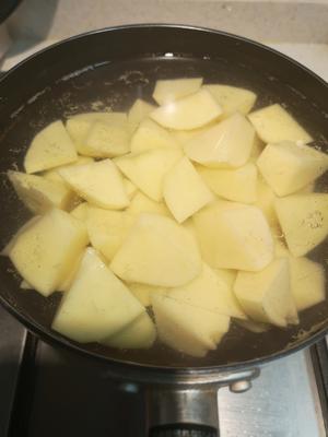 比炸薯条香的烤土豆薯角的做法 步骤1