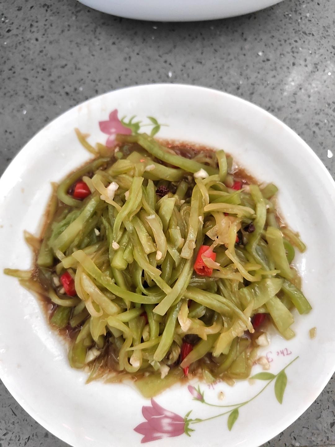 超级简单的凉拌莴笋