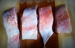 香煎野生红鱼的做法 步骤1
